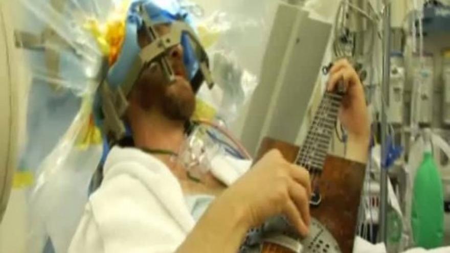 Toca la guitarra mientras le operan el cerebro