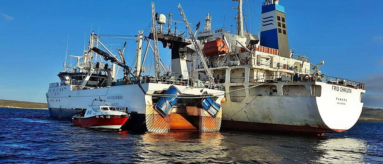El “Monteferro” en una descarga en marzo junto al reefer “Frio Chikuma”. |  CRAIG THAIN