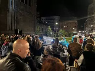 Hasta la alcaldesa de Avilés se echa un baile en La Merced: así ha sido la celebración del fin de las obras