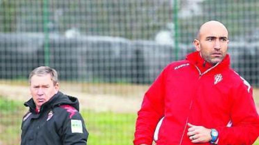 Abelardo, ayer, durante el entrenamiento, con Clemente detrás.