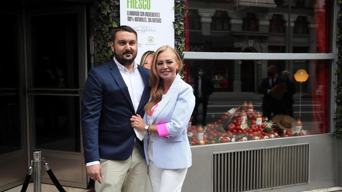 Miguel Marcos, junto a su esposa, Belén Esteban, en una imagen de archivo.