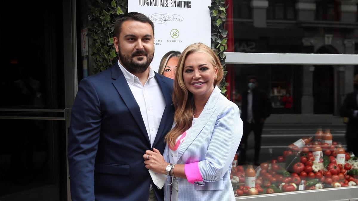 Miguel Marcos, junto a su esposa, Belén Esteban, en una imagen de archivo.