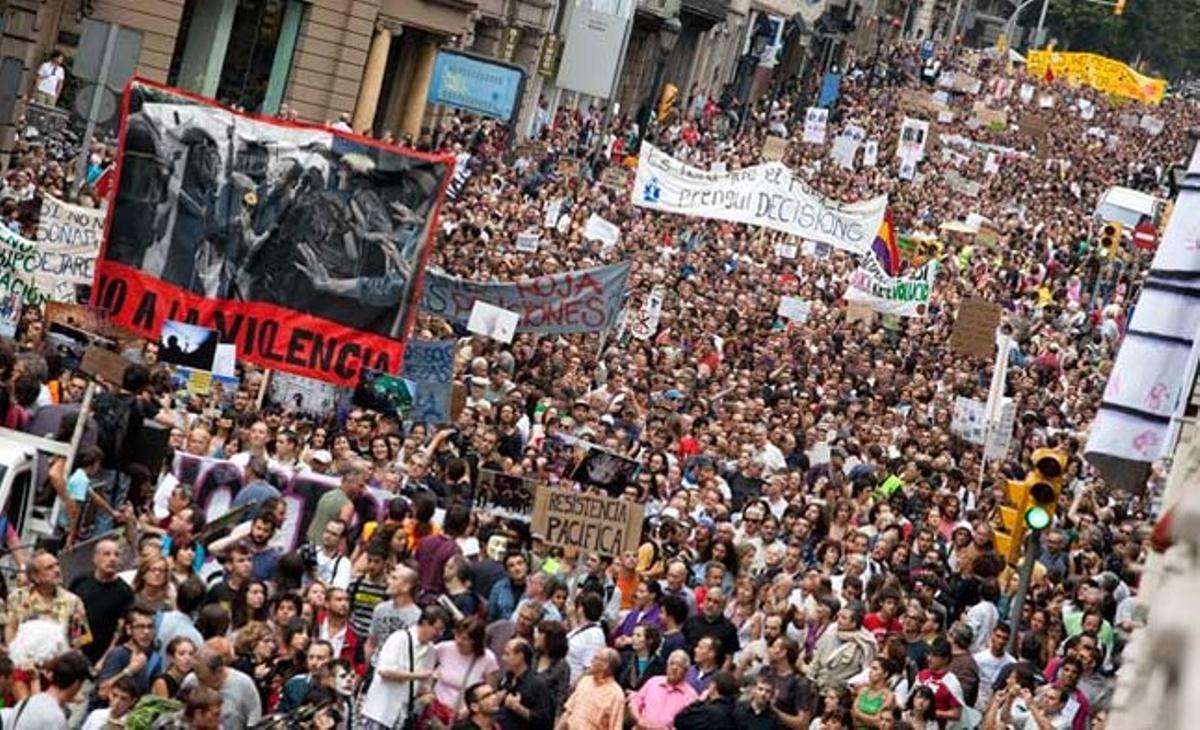 La via Laietana, plena de gom a gom, va ser un dels carrers per on va transcórrer la mobilització del 20-J.
