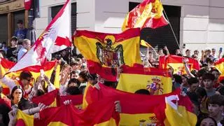 Un policía herido y dos detenidos en enfrentamientos entre acampados y ultras en la Puerta del Sol