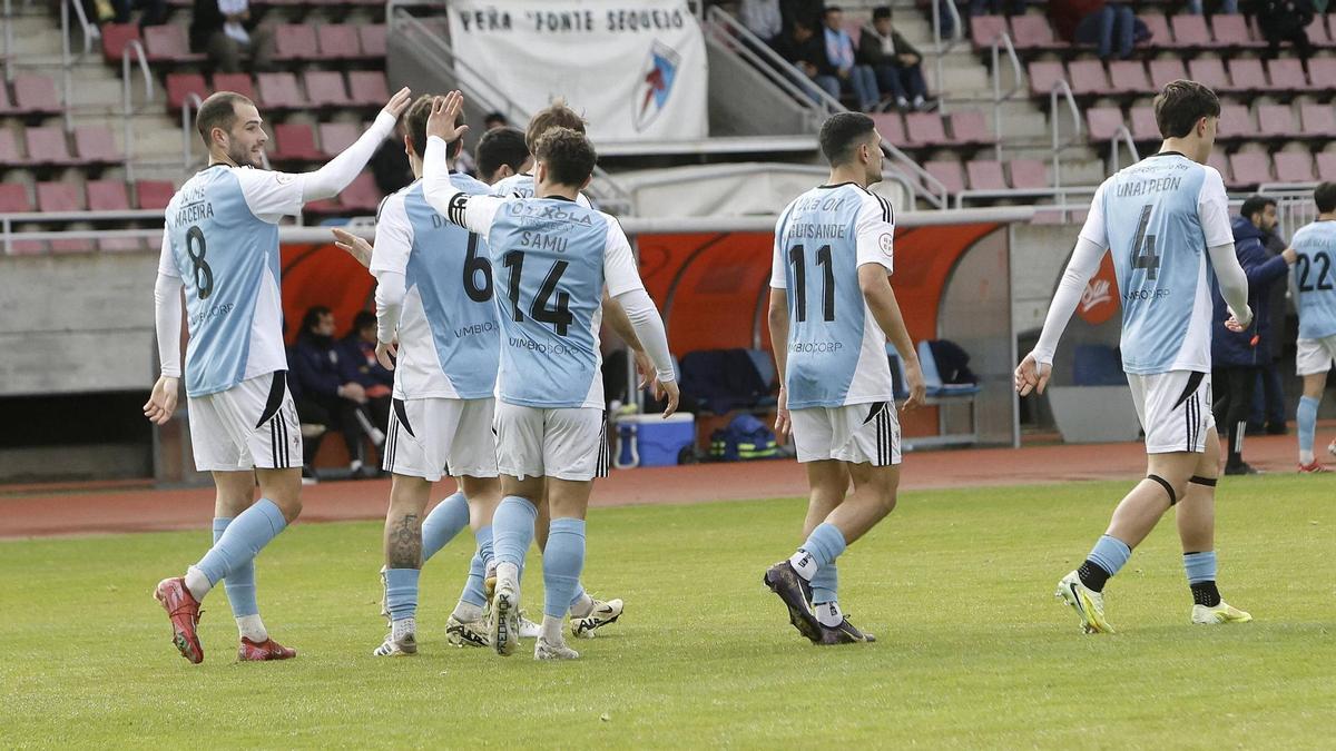 Los jugadores del Compostela celebran un gol en San Lázaro.