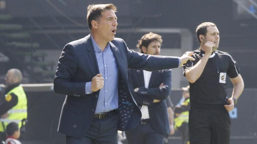 Eduardo Berizzo dirige a sus jugadores. // J. Lores