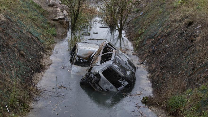 Investigan si una carrera ilegal causó el accidente que abrasó dos coches