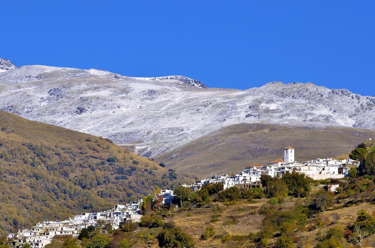 El pueblo de Capileira con Sierra Nevada de fondo