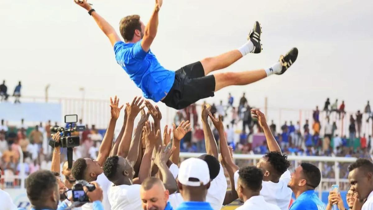 El entrenador Daniel Giménez es manteado tras ganar la Primera División de Sudán con el Al-Hilal