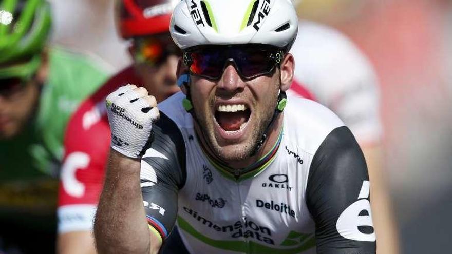 Mark Cavendish festeja su victoria en la meta de Montauban del Tour.