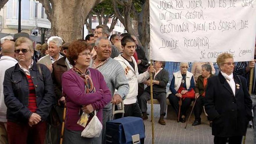 Protesta en Almoradí en defensa del autobús