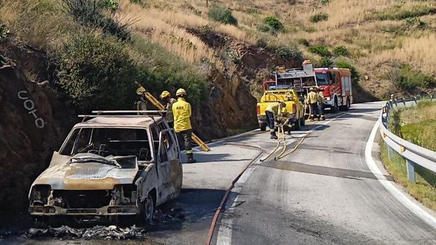 Estabilitzen un foc forestal a Portbou provocat per un cotxe