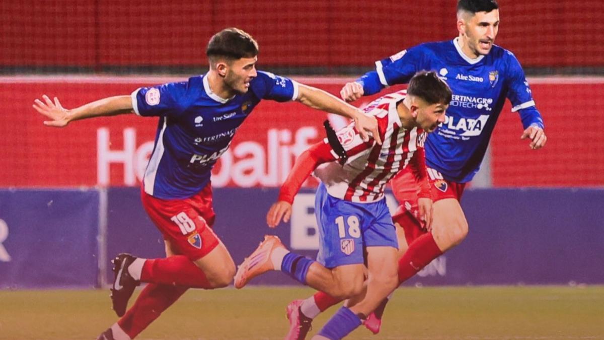 Abraham y Albisua, jugadores del Teruel, disputan un balón con Aleksa Puric, del Atlético Madrileño.