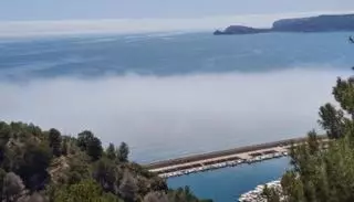 El tsunami de niebla en la bahía de Xàbia (imágenes)