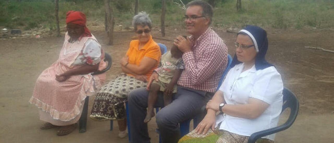 Ramírez, con un niño entre sus brazos, visita uno de los poblados en Sabie, Mozambique, junto a otros misioneros.