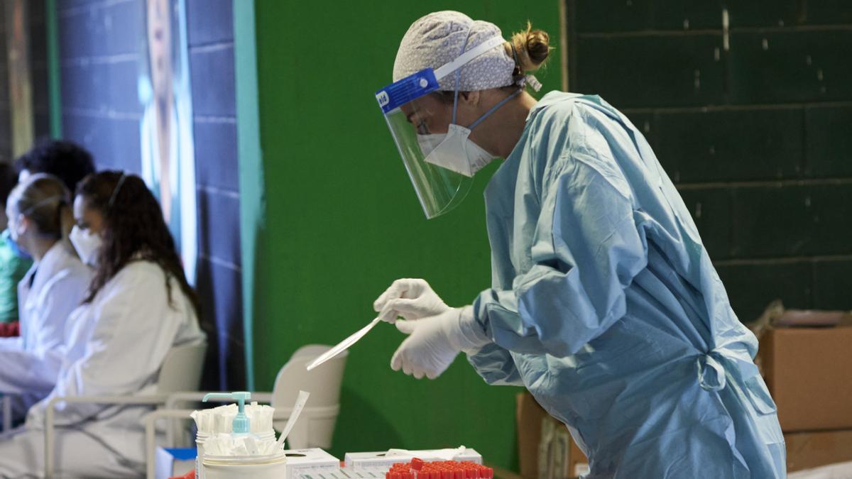 Una enfermera se prepara para realizar pruebas de coronavirus