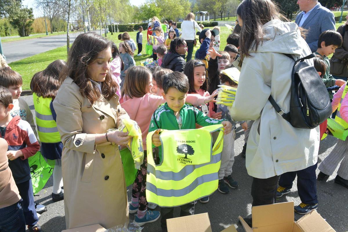 Alumnos del colegio Sal Lence plantaron 40 nuevos árboles en el parque de San Diego
