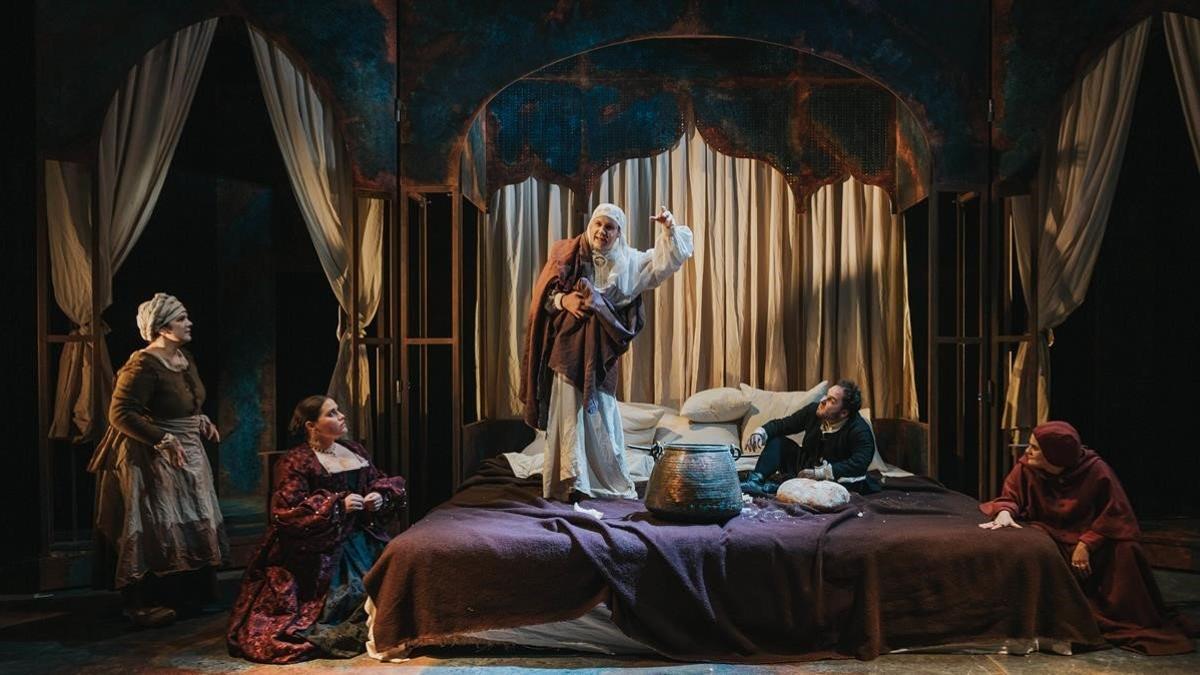 Esther López, Júlia Truyol, Aitor Galisteo-Rocher, Xavi Francés y Carla Rovira, en una escena de la obra.