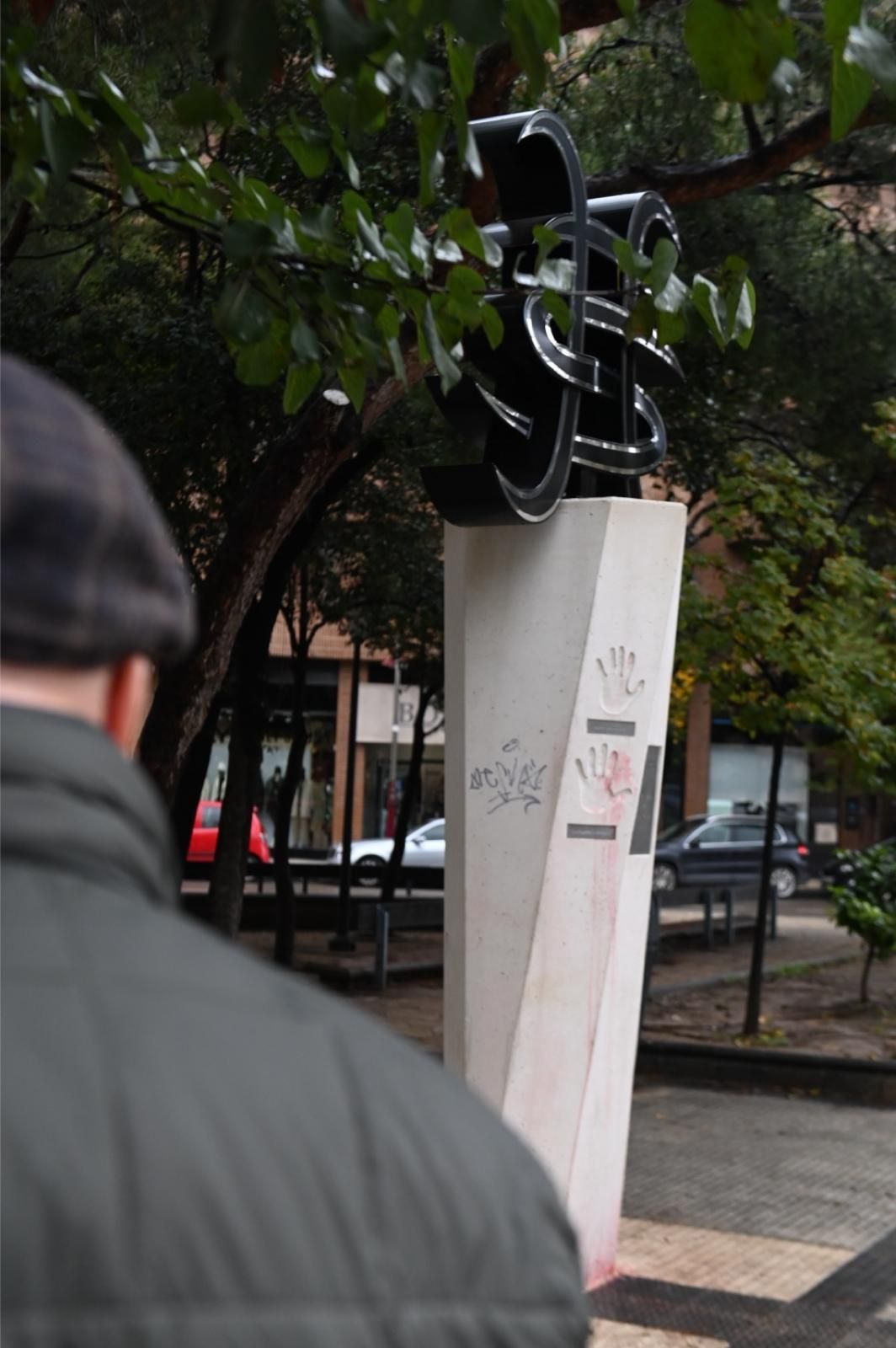 Vandalizan la escultura de Héroes del silencio