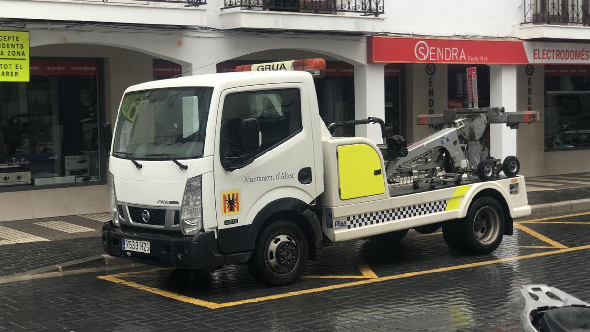 Uno de los vehículos de la grúa municipal de Altea.