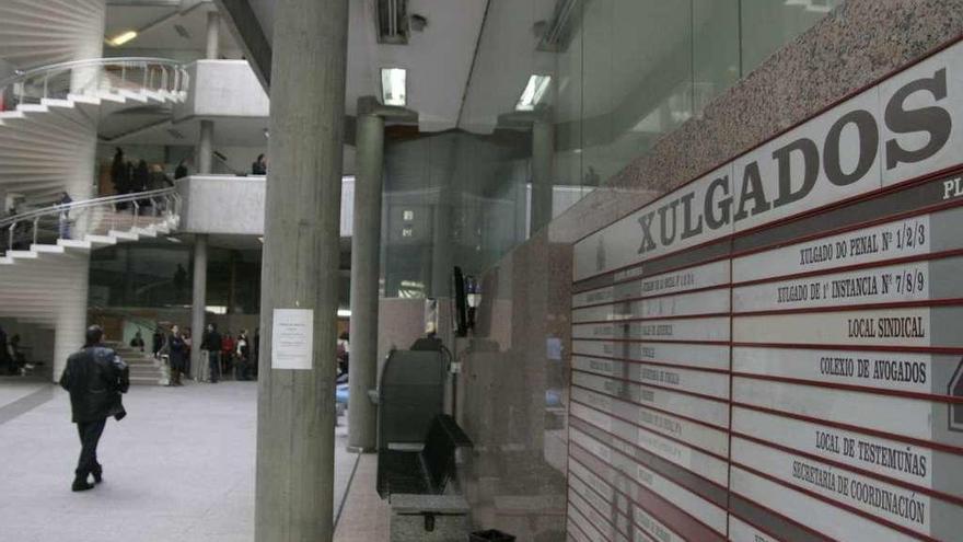 Acceso al edificio de Nuevos Juzgados, situado en la calle Monforte.