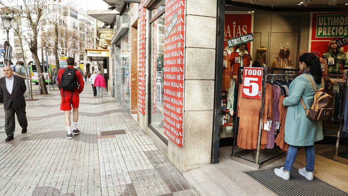 Avenida de España. Los profesionales recuerdan que la pandemia ha puesto en evidencia cómo muere una ciudad si se dejan caer sus pequeñas tiendas.