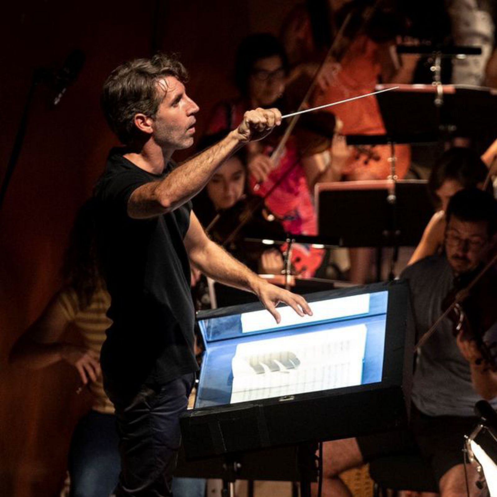 Lucas Macías dirige a la orquesta durante un ensayo.