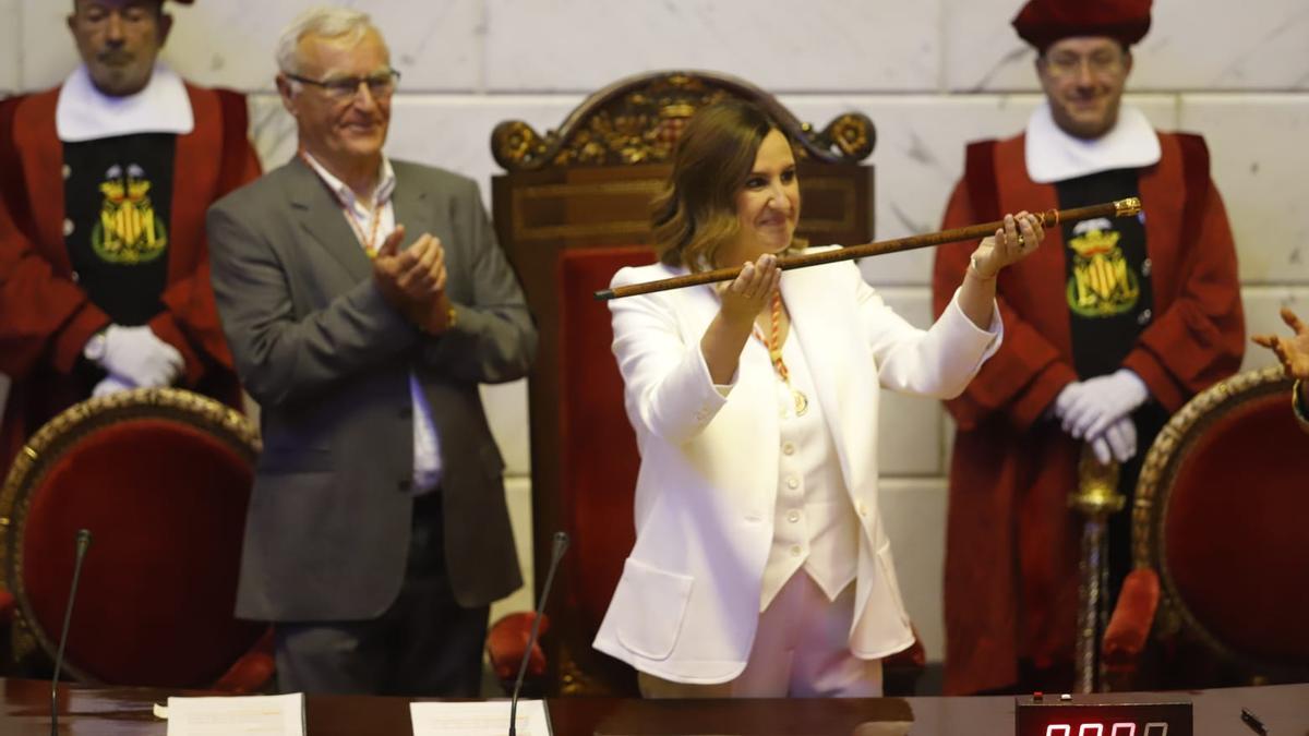 Catalá, sosteniendo la vara de mando como nueva alcaldesa con Ribó detrás.