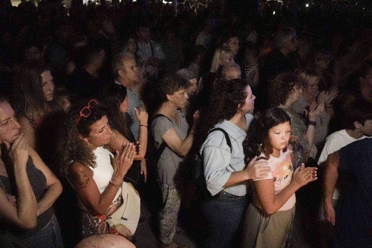 Més d'un miler de persones fan a Manresa una marxa silenciosa amb espelmes en record de Carles Vilajosana Més d'un miler de persones fan a Manresa una marxa silenciosa amb espelmes en record de Carles Vilajosana