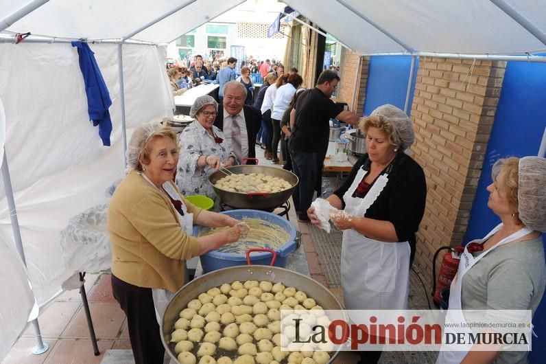 Reparto de buñuelos y chocolate en la ferretería de San Anton