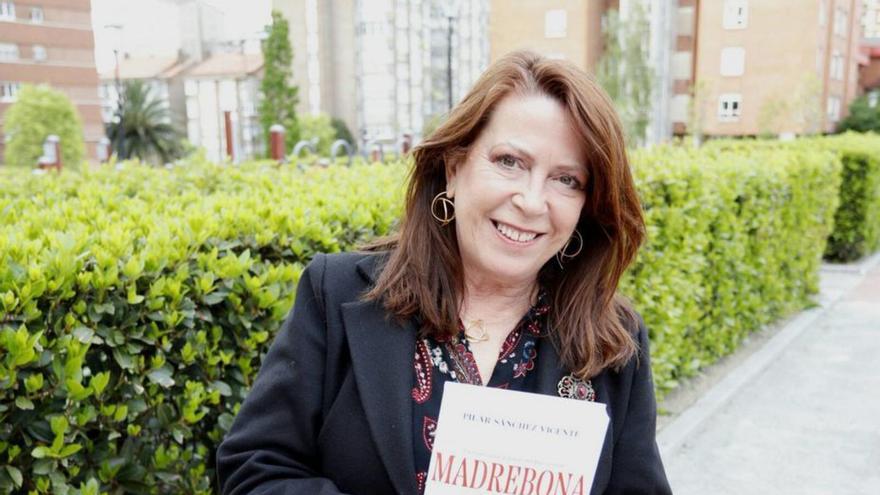 Pilar Sánchez Vicente, ayer, con su nuevo libro, antes de entrar a un acto en Gijón, en la sede de la asociación vecinal del Polígono.