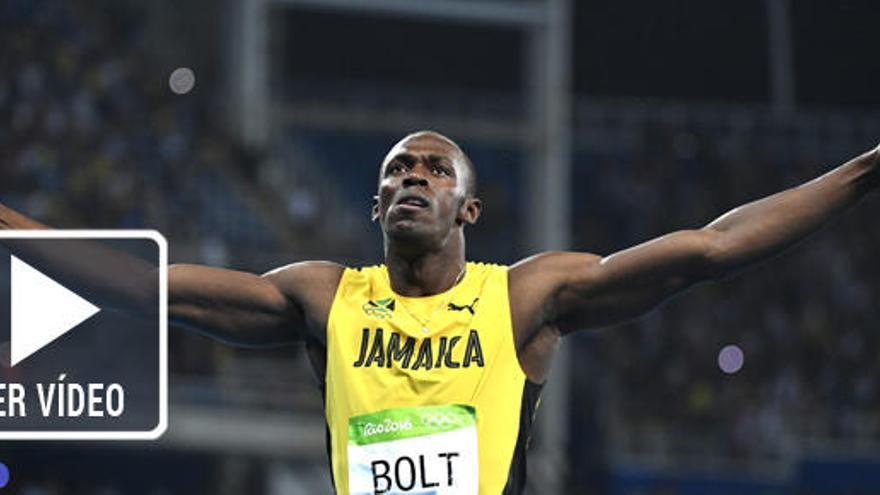 Bolt celebra su victoria en los 200 metros.