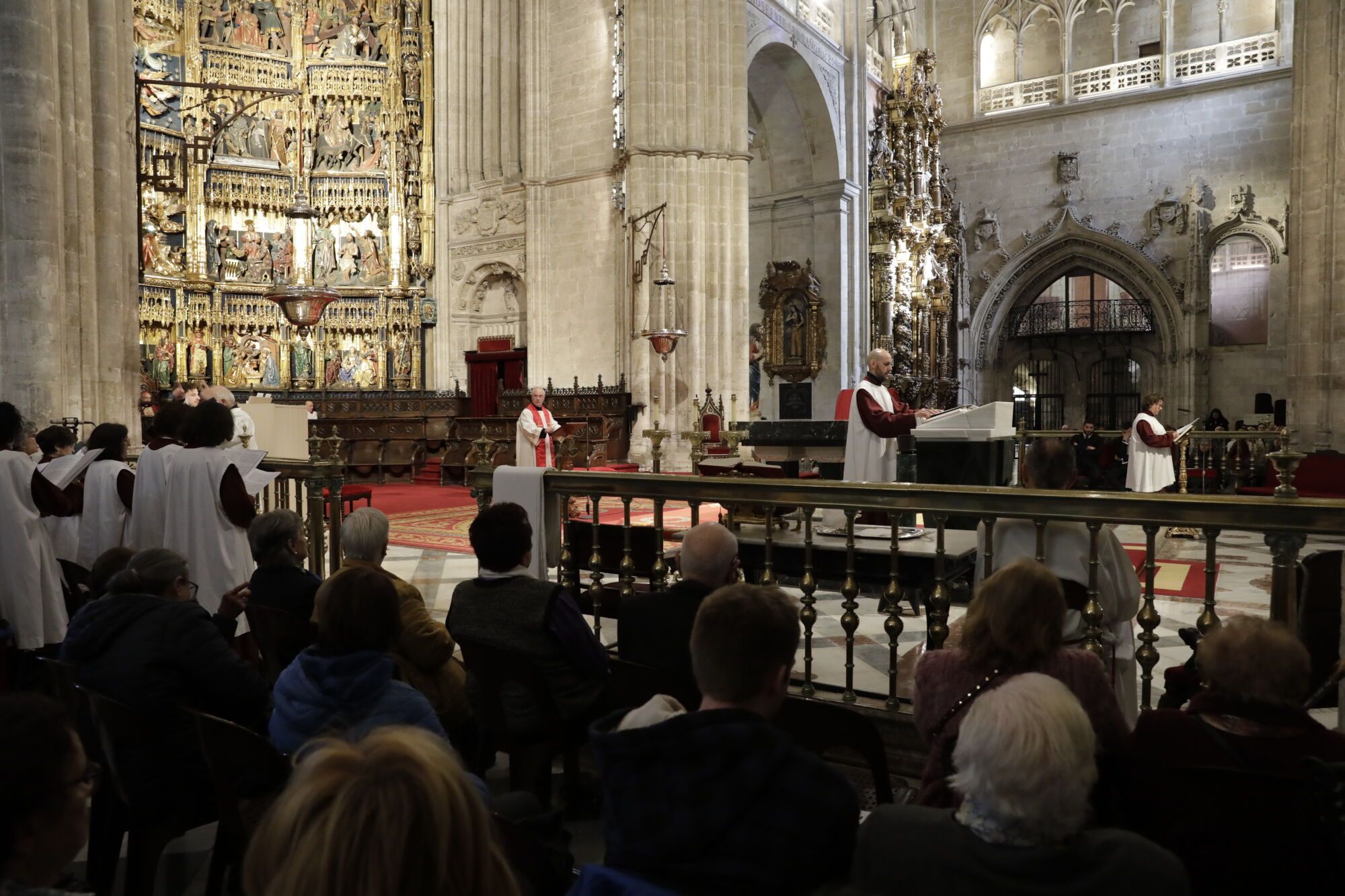El fervor por el Santo Sudario deja pequeña la Catedral en la misa mateína
