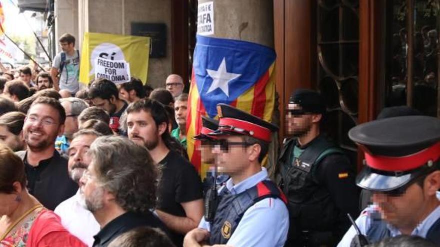 Manifestants i policies davant la conselleria d&#039;Economia, el 20-S