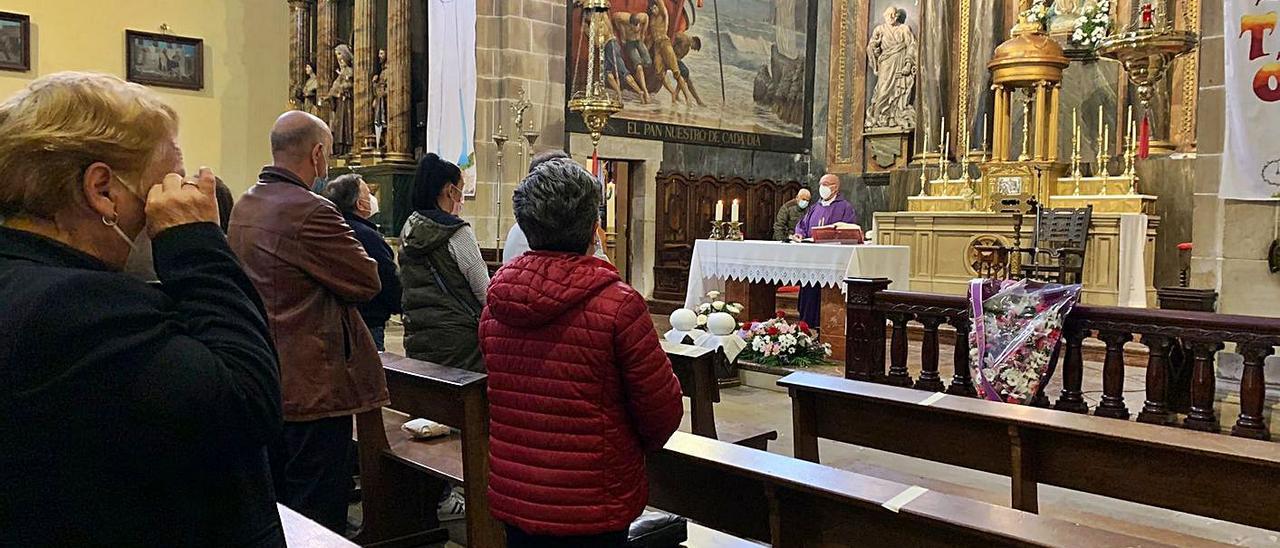 El funeral de María Elsa Candás y de Vanessa Fernández, ayer, en la parroquia de Lastres.