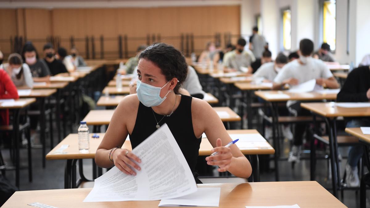 Una estudiante, en un examen durante el primer día de la convocatoria ordinaria de la ABAU 2021 en A Coruña.