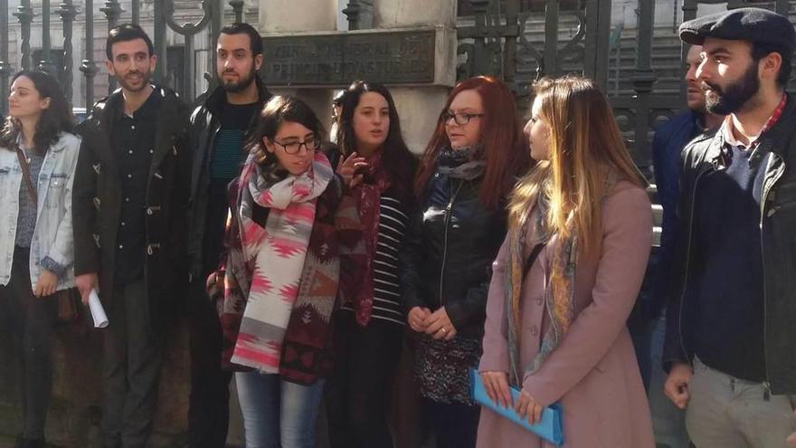 Algunos de los integrantes de la Asamblea por el Futuro de la Investigación en Asturias, ayer frente a la Junta General, en Oviedo.