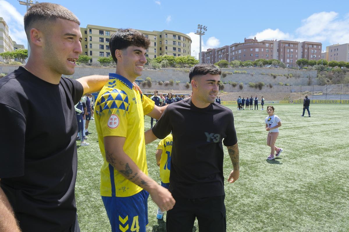 Moleiro y Herzog festejan con los jugadores del filial el salto a Segunda RFEF. En la foto, con el zaguero Carlos Navarro.