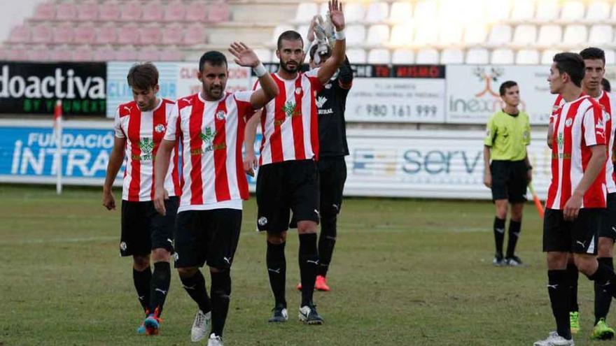 Los jugadores del Zamora CF saludan al público tras su victoria por 4-0 frente al Santa Marta.