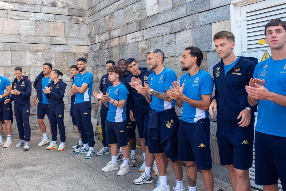 La afición acude en masa a Alvedro para recibir al Dépor tras la victoria en Cádiz