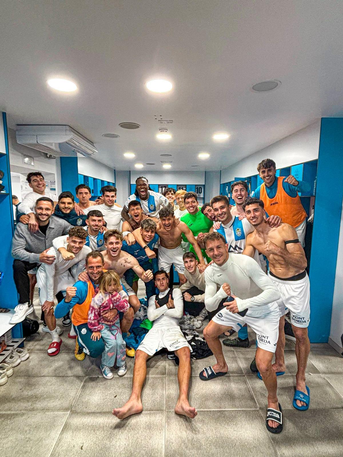 Los jugadorres del Baleares celebran su triunfo ante el Olot en el vestuario
