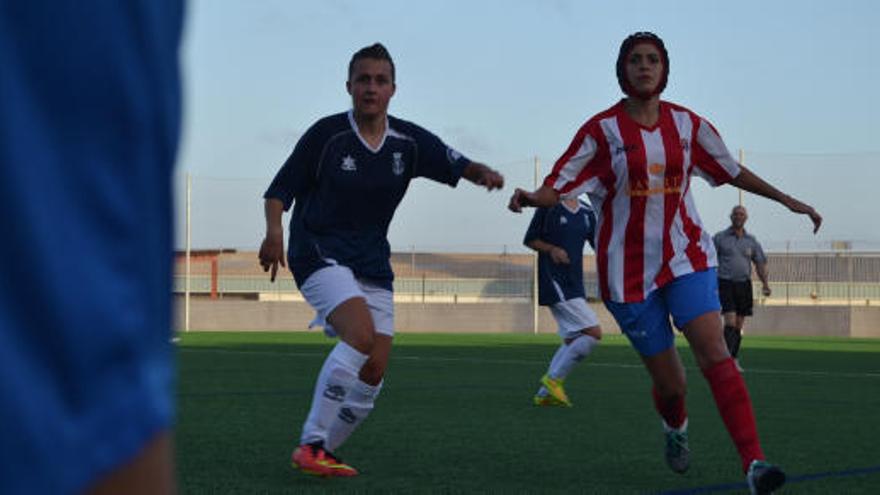 Tania, de azul, durante un partido.