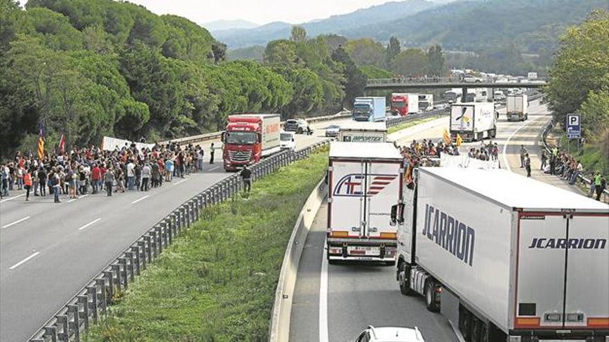 La huelga general contra la actuación policial paraliza media Cataluña