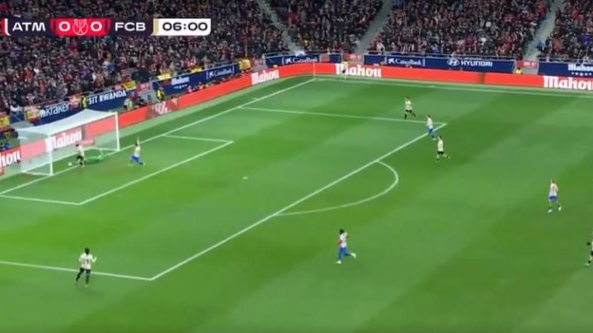 La imagen del gol fantasma tras el error de Joan Garcia