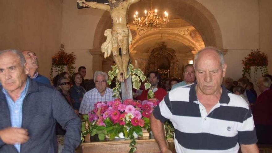 Los vecinos de San Vitero portando al Santo Cristo en el día de la fiesta.