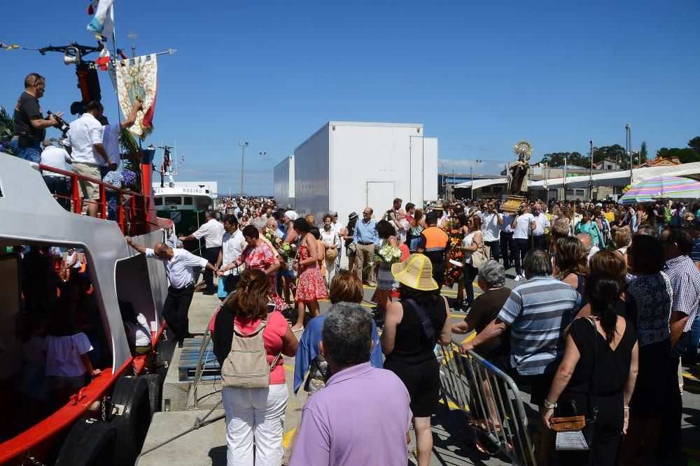 Una treintena de barcos de diferentes tamaños participaron en la tradicional procesión por mar en señal de devoción a la Virgen