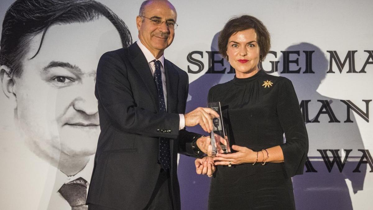 El inversor Bill Browder entrega el Premio Magnitsky a la exsenadora australiana Kimberley Kitching.