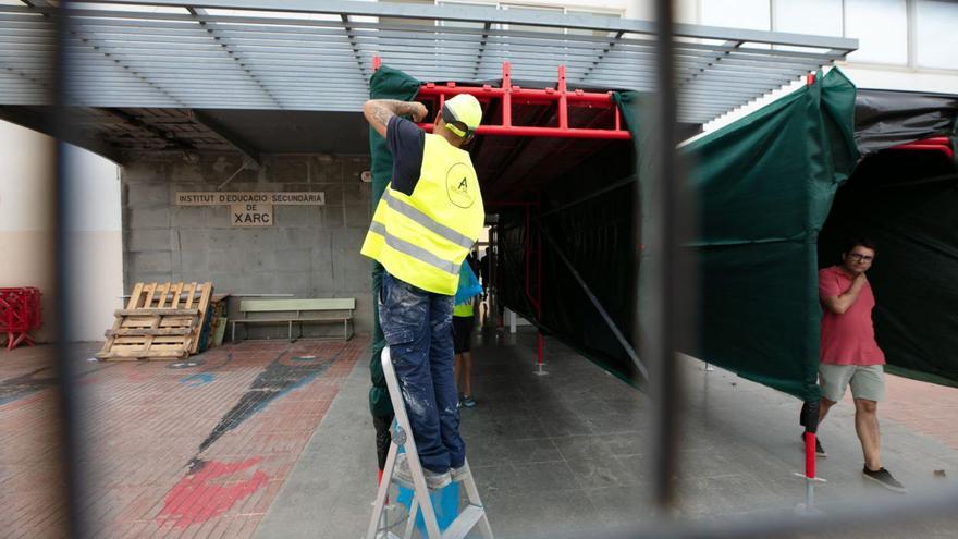 Arriba, obras en el IES Xarc de Eivissa, en septiembre; abajo, el CEIP Es Putxet de Selva, de Mallorca . | V. MARÍ/CAIB