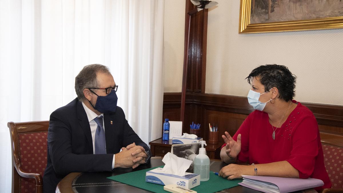 El presidente de la Diputación, José Martí, y la diputada Patricia Puerta.