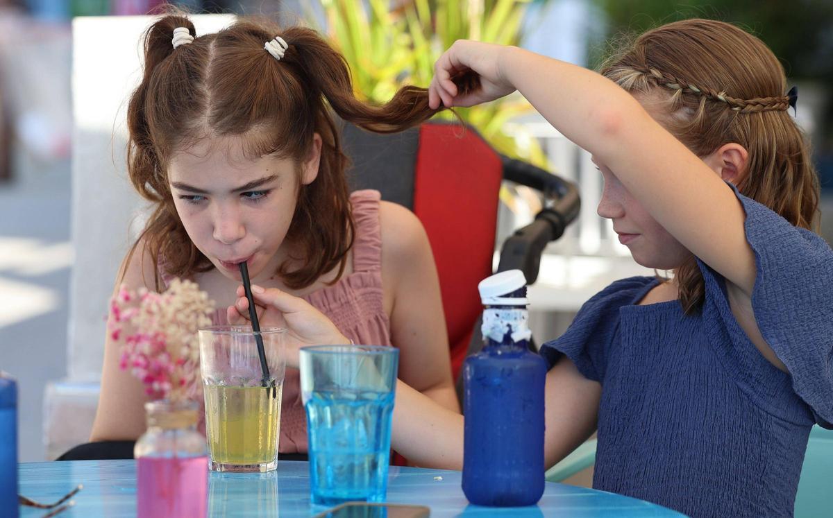 Seanna y Abril: El 'hit' de dos niñas para que residentes y turistas no ensucien la isla Seanna y Abril: El 'hit' de dos niñas para que residentes y turistas no ensucien la isla